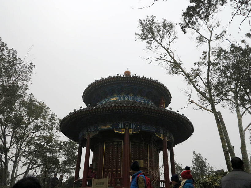 东方人,公园,栏杆,站,横图,室外,白天,仰视,旅游,度假,名胜古迹,植物,标志建筑,地标,建筑,北京,中国,亚洲,行人,游客,游人,服装,遗迹,柱子,亭子,乌云,云,阴天,云朵,围栏,首都,许多人,云彩,注视,休闲装,黄种人,古迹,文物,娱乐,建设,古建筑,景山公园,护栏,路人,旅客,树,树木,衣服,红色,绿色,天空,自然,凉亭,天,观察,看,站着,一群人,享受,休闲,休闲服,旅游胜地,放松,服饰,生长,成长,观看,察看,昏暗,阴沉,关注,古文明,东亚,中华人民共和国,北京市,京,北平,华北地区,西城区,过客,男人,男性,年轻男性,年轻女性,女人,女性,中年男性,中年女性,亚洲人,站立,半身,彩图,低角度拍摄,煤山,shslj1,周赏亭