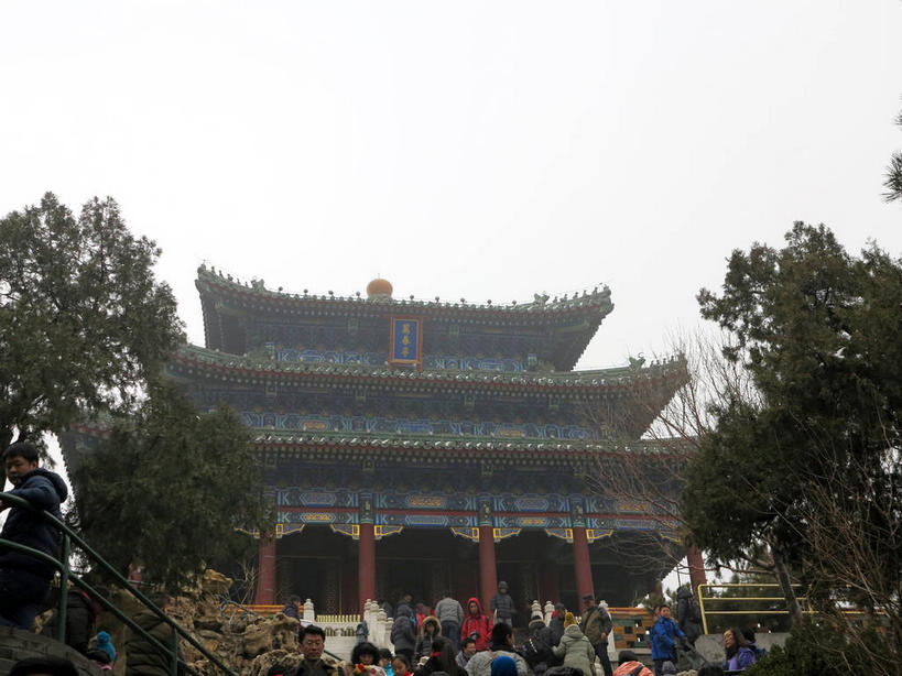 东方人,公园,走,横图,室外,白天,仰视,旅游,度假,名胜古迹,树林,植物,标志建筑,地标,建筑,雕塑,北京,中国,亚洲,一块,一排,许多,行人,吊挂,悬挂,服装,遗迹,艺术,整齐,装饰,标志,雕刻,牌匾,瓦片,文字,柱子,字符,墙,亭子,屋檐,乌云,云,阴天,云朵,首都,很多,许多人,挂,云彩,休闲装,黄种人,古迹,文化,文物,娱乐,标识,建设,古建筑,景山公园,檐,路人,墙壁,墙面,树,树木,排列,衣服,绿色,天空,自然,工艺品,凉亭,天,一群人,享受,休闲,休闲服,汉字,旅游胜地,放松,服饰,生长,成长,纪念,美术,昏暗,阴沉,队列,中文,主题,陈列,古文明,东亚,中华人民共和国,北京市,京,北平,华北地区,西城区,功能,美学,国文,华文,过客,男人,男性,年轻男性,年轻女性,女人,女性,中年男性,中年女性,亚洲人,步行,散步,走路,半身,彩图,低角度拍摄,万春亭,煤山,飞檐,shslj1