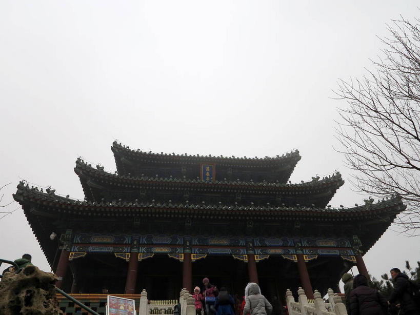 东方人,公园,走,横图,室外,白天,仰视,旅游,度假,名胜古迹,树林,植物,标志建筑,地标,建筑,雕塑,北京,中国,亚洲,一块,一排,许多,行人,吊挂,悬挂,服装,遗迹,艺术,整齐,装饰,标志,雕刻,牌匾,瓦片,文字,柱子,字符,墙,亭子,屋檐,乌云,云,阴天,云朵,首都,很多,许多人,挂,云彩,休闲装,黄种人,古迹,文化,文物,娱乐,标识,建设,古建筑,景山公园,檐,路人,墙壁,墙面,树,树木,排列,衣服,绿色,天空,自然,工艺品,凉亭,天,一群人,享受,休闲,休闲服,汉字,旅游胜地,放松,服饰,生长,成长,纪念,美术,昏暗,阴沉,队列,中文,主题,陈列,古文明,东亚,中华人民共和国,北京市,京,北平,华北地区,西城区,功能,美学,国文,华文,过客,男人,男性,年轻男性,年轻女性,女人,女性,中年男性,中年女性,亚洲人,步行,散步,走路,半身,彩图,低角度拍摄,万春亭,煤山,飞檐,shslj1