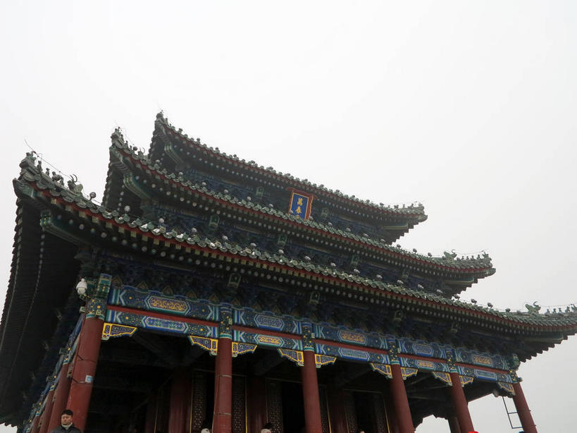 无人,公园,横图,室外,白天,仰视,旅游,度假,标志建筑,地标,建筑,雕塑,北京,中国,亚洲,一块,一排,许多,吊挂,悬挂,艺术,整齐,装饰,标志,雕刻,牌匾,瓦片,文字,柱子,字符,墙,亭子,屋檐,乌云,云,阴天,云朵,首都,很多,挂,云彩,文化,娱乐,标识,建设,景山公园,檐,墙壁,墙面,排列,天空,工艺品,天,享受,休闲,汉字,旅游胜地,放松,纪念,美术,昏暗,阴沉,队列,中文,主题,陈列,东亚,中华人民共和国,北京市,京,北平,华北地区,西城区,功能,美学,国文,华文,彩图,低角度拍摄,万春亭,煤山,飞檐,shslj1