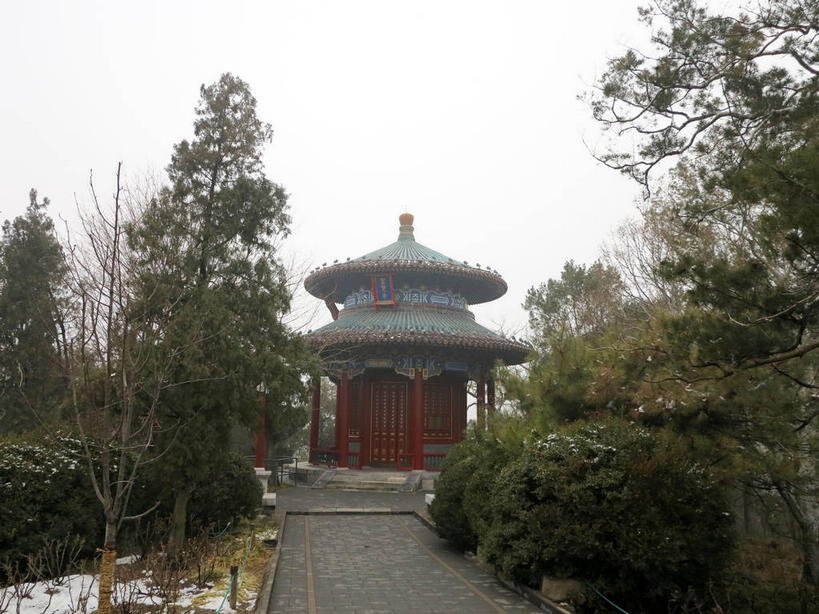 无人,公园,横图,室外,白天,正面,旅游,度假,名胜古迹,树林,植物,雾,标志建筑,地标,建筑,雕塑,北京,中国,亚洲,一块,吊挂,悬挂,朦胧,模糊,遗迹,艺术,装饰,标志,雕刻,牌匾,瓦片,文字,柱子,字符,亭子,屋檐,乌云,云,阴天,云朵,首都,挂,云彩,古迹,文化,文物,娱乐,标识,建设,古建筑,景山公园,檐,树,树木,红色,绿色,天空,自然,工艺品,凉亭,天,享受,休闲,汉字,旅游胜地,放松,生长,成长,纪念,美术,迷雾,昏暗,阴沉,中文,主题,陈列,古文明,东亚,中华人民共和国,北京市,京,北平,华北地区,西城区,功能,美学,国文,华文,大雾,彩图,煤山,shslj1,富览亭