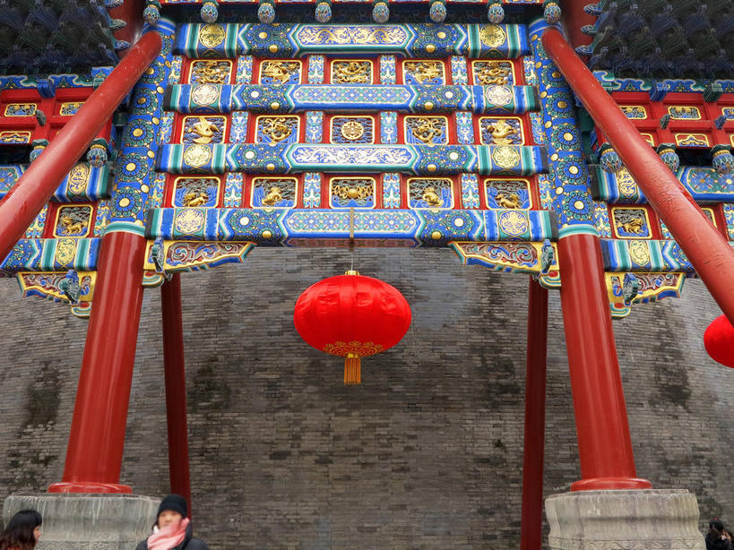 无人,公园,横图,室外,白天,仰视,旅游,度假,名胜古迹,标志建筑,地标,建筑,照明,北海公园,北京,中国,亚洲,遗迹,灯笼,纸灯笼,柱子,墙,牌坊,牌楼,首都,古迹,文化,文物,娱乐,建设,古建筑,墙壁,墙面,两个,红色,灯具,享受,休闲,旅游胜地,放松,纪念,照亮,祭祀,照明设备,表彰,荣誉,古文明,东亚,中华人民共和国,北京市,京,北平,华北地区,荣耀,北京北海公园,彩图,低角度拍摄,传统文化,shslj1