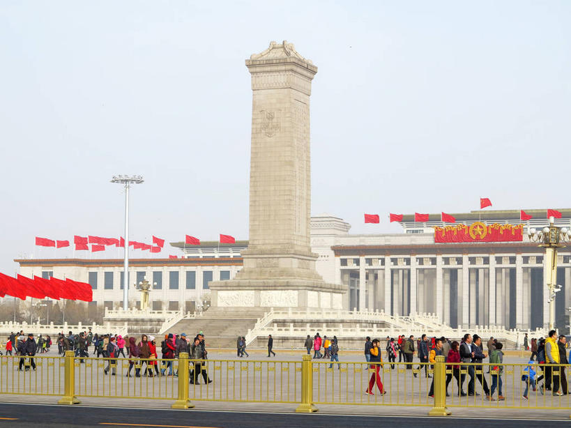 东方人,博物馆,栏杆,走,横图,室外,白天,正面,旅游,度假,标志建筑,道路,地标,建筑,路,路灯,公路,旗帜,国旗,照明,北京,天安门广场,中国,亚洲,一排,许多,行人,游客,游人,吊挂,悬挂,阴影,服装,研究,整齐,光线,旗杆,影子,栅栏,篱笆,纪念碑,围栏,灯光,交通,首都,很多,许多人,教育,挂,注视,休闲装,黄种人,娱乐,建设,护栏,五星红旗,路人,旅客,灯,排列,衣服,红色,蓝色,蓝天,天空,阳光,天,观察,看,一群人,享受,休闲,休闲服,旅游胜地,放松,服饰,晴朗,观看,展览,照亮,察看,照明设备,队列,关注,欣赏,陈列,中国国旗,东亚,人民英雄纪念碑,万里无云,中华人民共和国,东城区,北京市,京,北平,华北地区,中国国家博物馆,典藏,过客,男人,男性,年轻男性,年轻女性,女人,女性,中年男性,中年女性,亚洲人,旗,晴空,晴空万里,马路,步行,散步,走路,半身,彩图,红地五星旗,中华人民共和国国旗,中国革命博物馆,东城,shslj1