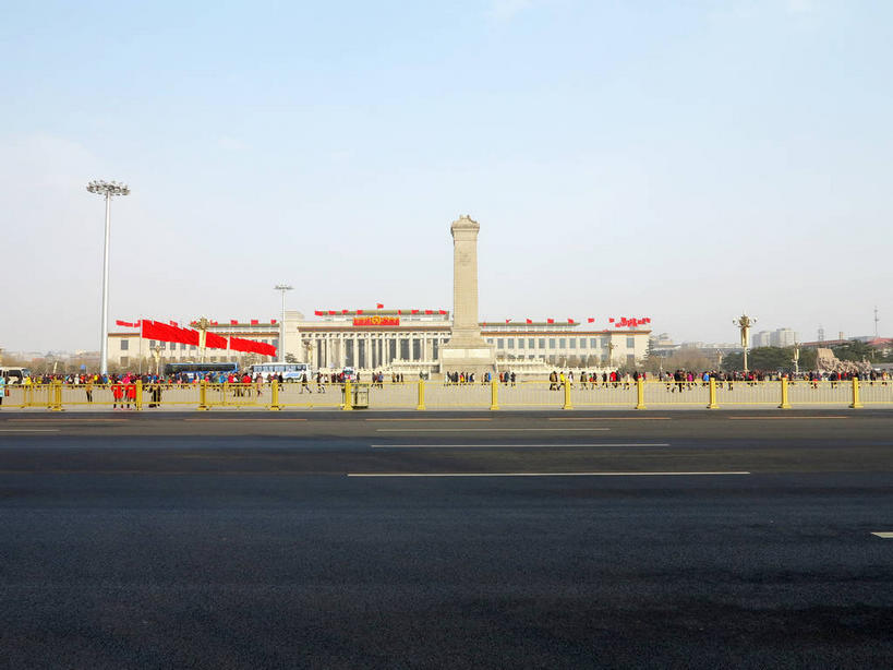 东方人,博物馆,栏杆,走,横图,室外,白天,正面,旅游,度假,标志建筑,道路,地标,建筑,路,路灯,公路,旗帜,国旗,照明,北京,天安门广场,中国,亚洲,一排,许多,行人,游客,游人,吊挂,悬挂,阴影,服装,研究,整齐,光线,旗杆,影子,栅栏,篱笆,纪念碑,围栏,灯光,分界线,停车线,交通,首都,很多,许多人,教育,挂,注视,休闲装,黄种人,娱乐,建设,护栏,五星红旗,路人,旅客,灯,排列,衣服,红色,蓝色,蓝天,天空,阳光,天,观察,看,一群人,享受,休闲,休闲服,旅游胜地,放松,服饰,晴朗,观看,展览,车行道,车行道分界线,照亮,察看,照明设备,队列,关注,欣赏,标线,陈列,中国国旗,东亚,车行线,人民英雄纪念碑,万里无云,中华人民共和国,东城区,北京市,京,北平,华北地区,中国国家博物馆,典藏,过客,男人,男性,年轻男性,年轻女性,女人,女性,中年男性,中年女性,亚洲人,旗,晴空,晴空万里,马路,步行,散步,走路,半身,彩图,红地五星旗,中华人民共和国国旗,中国革命博物馆,东城,shslj1