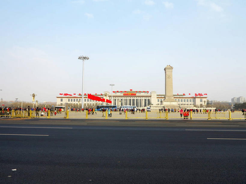 东方人,博物馆,栏杆,走,横图,室外,白天,正面,旅游,度假,标志建筑,道路,地标,建筑,路,路灯,公路,旗帜,国旗,照明,北京,天安门广场,中国,亚洲,一排,许多,行人,游客,游人,吊挂,悬挂,阴影,服装,研究,整齐,光线,旗杆,影子,栅栏,篱笆,纪念碑,围栏,灯光,分界线,停车线,交通,首都,很多,许多人,教育,挂,注视,休闲装,黄种人,娱乐,建设,护栏,五星红旗,路人,旅客,灯,排列,衣服,红色,蓝色,蓝天,天空,阳光,天,观察,看,一群人,享受,休闲,休闲服,旅游胜地,放松,服饰,晴朗,观看,展览,车行道,车行道分界线,照亮,察看,照明设备,队列,关注,欣赏,标线,陈列,中国国旗,东亚,车行线,人民英雄纪念碑,万里无云,中华人民共和国,东城区,北京市,京,北平,华北地区,中国国家博物馆,典藏,过客,男人,男性,年轻男性,年轻女性,女人,女性,中年男性,中年女性,亚洲人,旗,晴空,晴空万里,马路,步行,散步,走路,半身,彩图,红地五星旗,中华人民共和国国旗,中国革命博物馆,东城,shslj1