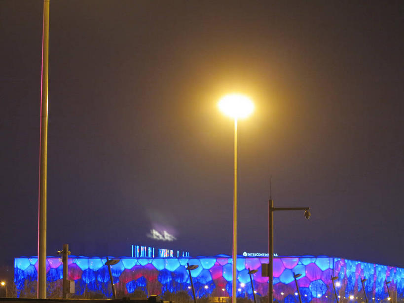 无人,体育馆,公园,栏杆,运动场,横图,室外,夜晚,仰视,旅游,度假,植物,标志建筑,道路,地标,建筑,路,路灯,公路,照明,北京,中国,亚洲,墙,围栏,灯光,交通,首都,娱乐,建设,体育场,护栏,墙壁,墙面,灯,树,树木,粉色,蓝色,绿色,天空,自然,天,享受,休闲,旅游胜地,放松,生长,成长,照亮,照明设备,东亚,中华人民共和国,北京市,京,北平,华北地区,朝阳区,运动馆,马路,彩图,低角度拍摄,北京奥林匹克公园,国家游泳中心,水立方,shslj1