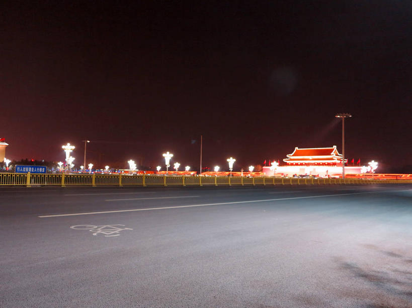 无人,天安门,宫殿,栏杆,横图,室外,夜晚,正面,旅游,度假,名胜古迹,植物,标志建筑,道路,地标,建筑,路,路灯,公路,照明,北京,天安门广场,中国,亚洲,许多,遗迹,瓦片,墙,屋檐,围栏,灯光,分界线,停车线,交通,首都,很多,古迹,文物,娱乐,建设,古建筑,护栏,檐,墙壁,墙面,灯,树,树木,绿色,天空,自然,天,享受,休闲,旅游胜地,放松,生长,成长,车行道,车行道分界线,照亮,宫廷,照明设备,标线,古文明,东亚,车行线,中华人民共和国,东城区,北京市,京,北平,华北地区,天安门城楼,王宫,马路,彩图,皇宫,承天门,东城,shslj1