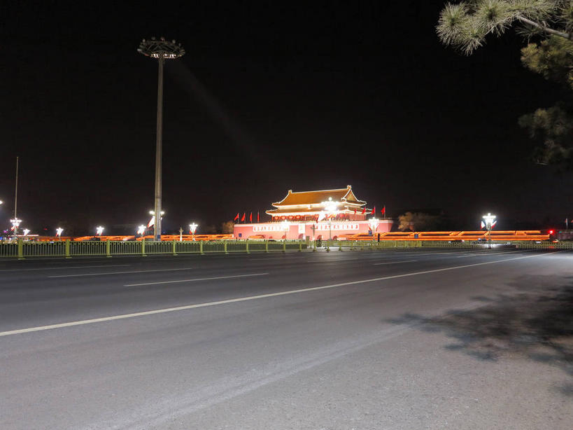 无人,天安门,宫殿,栏杆,横图,室外,夜晚,正面,旅游,度假,名胜古迹,植物,标志建筑,道路,地标,建筑,路,路灯,公路,照明,北京,天安门广场,中国,亚洲,许多,遗迹,瓦片,墙,屋檐,围栏,灯光,分界线,停车线,交通,首都,很多,古迹,文物,娱乐,建设,古建筑,护栏,檐,墙壁,墙面,灯,树,树木,绿色,天空,自然,天,享受,休闲,旅游胜地,放松,生长,成长,车行道,车行道分界线,照亮,宫廷,照明设备,标线,古文明,东亚,车行线,中华人民共和国,东城区,北京市,京,北平,华北地区,天安门城楼,王宫,马路,彩图,皇宫,承天门,东城,shslj1