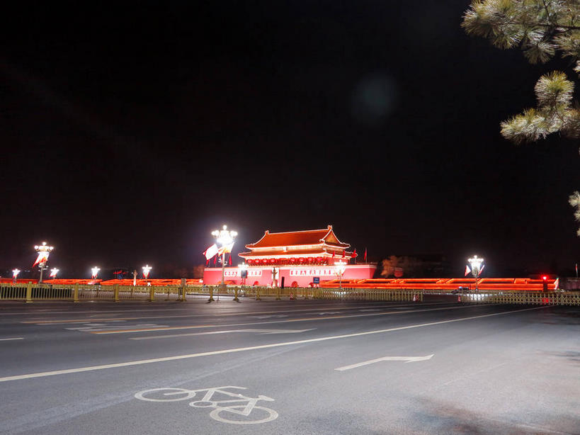 无人,天安门,宫殿,栏杆,横图,室外,夜晚,正面,旅游,度假,名胜古迹,植物,标志建筑,道路,地标,建筑,路,路灯,公路,照明,北京,天安门广场,中国,亚洲,许多,遗迹,瓦片,墙,屋檐,围栏,灯光,分界线,停车线,交通,首都,很多,古迹,文物,娱乐,建设,古建筑,护栏,檐,墙壁,墙面,灯,树,树木,绿色,天空,自然,天,享受,休闲,旅游胜地,放松,生长,成长,车行道,车行道分界线,照亮,宫廷,照明设备,标线,古文明,东亚,车行线,中华人民共和国,东城区,北京市,京,北平,华北地区,天安门城楼,王宫,马路,彩图,皇宫,承天门,东城,shslj1