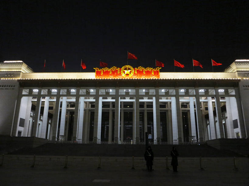 无人,博物馆,横图,室外,夜晚,仰视,旅游,度假,植物,窗户,标志建筑,地标,建筑,路灯,旗帜,国旗,照明,北京,天安门广场,中国,亚洲,一排,许多,吊挂,悬挂,研究,整齐,旗杆,墙,灯光,首都,很多,教育,挂,娱乐,建设,五星红旗,玻璃窗,墙壁,墙面,灯,树,树木,排列,红色,绿色,天空,自然,天,享受,休闲,旅游胜地,放松,生长,成长,展览,照亮,照明设备,队列,欣赏,陈列,中国国旗,东亚,中华人民共和国,东城区,北京市,京,北平,华北地区,中国国家博物馆,典藏,旗,彩图,低角度拍摄,红地五星旗,中华人民共和国国旗,中国革命博物馆,东城,shslj1