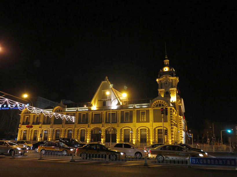 无人,博物馆,横图,室外,夜晚,仰视,旅游,度假,窗户,标志建筑,道路,地标,建筑,路,路灯,公路,汽车,照明,北京,中国,亚洲,许多,研究,墙,灯光,交通,首都,很多,教育,娱乐,建设,玻璃窗,墙壁,墙面,车,灯,黄色,天空,交通工具,轿车,天,享受,休闲,旅游胜地,放松,展览,照亮,照明设备,欣赏,载具,陈列,东亚,中华人民共和国,东城区,北京市,京,北平,华北地区,中国铁道博物馆,典藏,马路,彩图,低角度拍摄,东城,shslj1,北京铁路博物馆,前门东大街