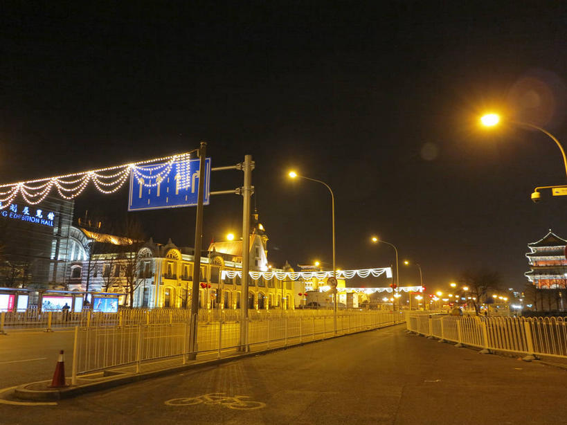 无人,博物馆,栏杆,横图,室外,夜晚,仰视,旅游,度假,标志建筑,地标,建筑,路灯,指示牌,照明,北京,中国,亚洲,一排,许多,研究,整齐,标志,路标,围栏,灯光,首都,很多,教育,娱乐,标识,建设,护栏,路牌,灯,排列,天空,天,享受,休闲,旅游胜地,放松,展览,照亮,照明设备,队列,欣赏,陈列,东亚,中华人民共和国,东城区,北京市,京,北平,华北地区,中国铁道博物馆,典藏,彩图,低角度拍摄,东城,shslj1,北京市规划展览馆,北京铁路博物馆,前门东大街