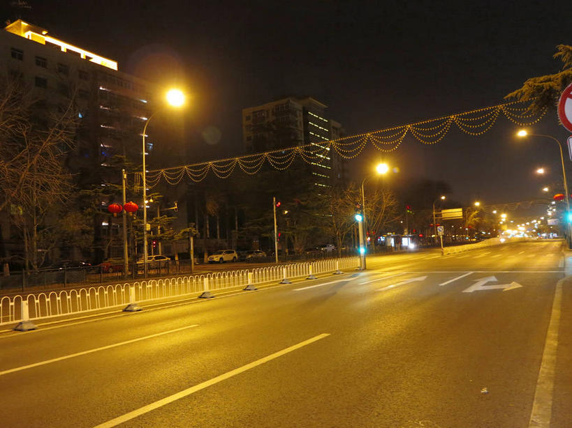 无人,家,栏杆,横图,室外,夜晚,正面,度假,美景,植物,窗户,城市风光,城市,道路,路,路灯,公路,汽车,照明,北京,中国,亚洲,房屋,墙,屋子,景观,公寓,围栏,灯光,分界线,停车线,交通,首都,娱乐,洋房,护栏,楼房,玻璃窗,墙壁,墙面,住宅,车,灯,树,树木,黄色,绿色,天空,自然,交通工具,轿车,天,享受,休闲,景色,放松,生长,成长,车行道,车行道分界线,照亮,照明设备,载具,标线,东亚,车行线,中华人民共和国,东城区,北京市,京,北平,华北地区,马路,彩图,房子,东城,shslj1,前门东大街