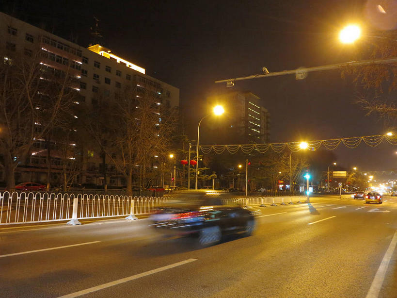 无人,家,栏杆,横图,室外,夜晚,正面,度假,美景,植物,窗户,城市风光,城市,道路,路,路灯,公路,汽车,照明,北京,中国,亚洲,朦胧,模糊,房屋,墙,屋子,景观,公寓,围栏,灯光,分界线,停车线,交通,首都,娱乐,洋房,护栏,楼房,玻璃窗,墙壁,墙面,住宅,车,灯,树,树木,黄色,绿色,天空,自然,交通工具,轿车,天,享受,休闲,景色,放松,生长,成长,车行道,车行道分界线,照亮,照明设备,载具,标线,东亚,车行线,中华人民共和国,东城区,北京市,京,北平,华北地区,马路,彩图,房子,东城,shslj1,前门东大街