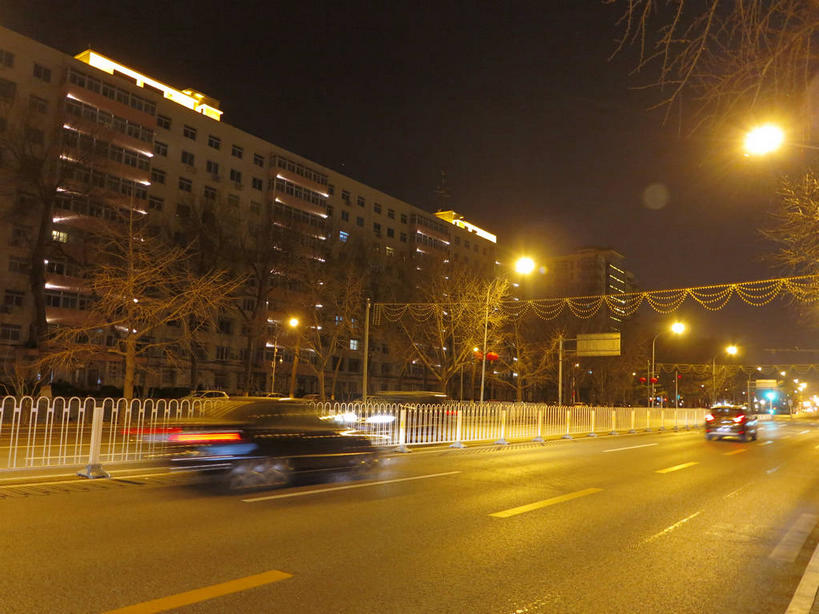 无人,家,栏杆,横图,室外,夜晚,正面,度假,美景,植物,窗户,城市风光,城市,道路,路,路灯,公路,汽车,照明,北京,中国,亚洲,房屋,墙,屋子,景观,公寓,围栏,灯光,分界线,停车线,交通,首都,娱乐,洋房,护栏,楼房,玻璃窗,墙壁,墙面,住宅,车,灯,树,树木,黄色,绿色,天空,自然,交通工具,轿车,天,享受,休闲,景色,放松,生长,成长,车行道,车行道分界线,照亮,照明设备,载具,标线,东亚,车行线,中华人民共和国,东城区,北京市,京,北平,华北地区,马路,彩图,房子,东城,shslj1,前门东大街