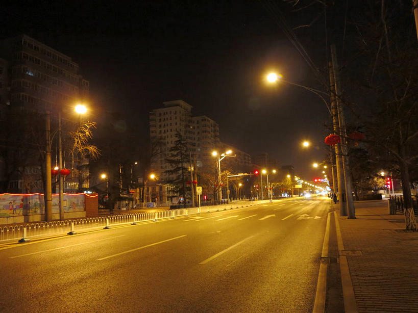 无人,家,栏杆,横图,室外,夜晚,正面,度假,安全,美景,植物,窗户,城市风光,城市,道路,路,路灯,人行横道,公路,照明,北京,中国,亚洲,房屋,墙,屋子,景观,公寓,人行道,围栏,灯光,分界线,停车线,信号灯,交通,首都,娱乐,洋房,护栏,楼房,玻璃窗,墙壁,墙面,住宅,灯,树,树木,绿色,天空,自然,天,享受,休闲,景色,放松,警示,生长,成长,车行道,车行道分界线,照亮,照明设备,提示,标线,人行横道线,流通,东亚,车行线,交通信号灯,中华人民共和国,东城区,北京市,京,北平,华北地区,斑马线,马路,彩图,房子,东城,shslj1,崇文门西大街