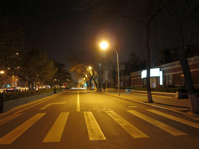 无人,家,栏杆,横图,室外,夜晚,正面,度假,安全,美景,植物,窗户,城市风光,城市,道路,路,路灯,人行横道,公路,照明,北京,中国,亚洲,房屋,墙,屋子,景观,公寓,人行道,围栏,灯光,分界线,停车线,信号灯,交通,首都,娱乐,洋房,护栏,楼房,玻璃窗,墙壁,墙面,住宅,灯,树,树木,绿色,天空,自然,天,享受,休闲,景色,放松,警示,生长,成长,车行道,车行道分界线,照亮,照明设备,提示,标线,人行横道线,流通,东亚,车行线,交通信号灯,中华人民共和国,东城区,北京市,京,北平,华北地区,斑马线,马路,彩图,房子,东城,shslj1,崇文门西大街