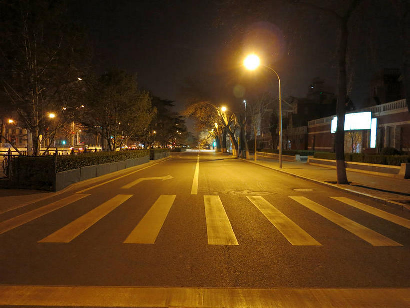 无人,家,栏杆,横图,室外,夜晚,正面,度假,安全,美景,植物,窗户,城市风光,城市,道路,路,路灯,人行横道,公路,照明,北京,中国,亚洲,房屋,墙,屋子,景观,公寓,人行道,围栏,灯光,分界线,停车线,信号灯,交通,首都,娱乐,洋房,护栏,楼房,玻璃窗,墙壁,墙面,住宅,灯,树,树木,绿色,天空,自然,天,享受,休闲,景色,放松,警示,生长,成长,车行道,车行道分界线,照亮,照明设备,提示,标线,人行横道线,流通,东亚,车行线,交通信号灯,中华人民共和国,东城区,北京市,京,北平,华北地区,斑马线,马路,彩图,房子,东城,shslj1,崇文门西大街