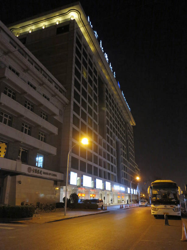 无人,宾馆,竖图,室外,夜晚,仰视,度假,美景,窗户,城市风光,城市,道路,酒店,路,路灯,公路,公共汽车,照明,北京,中国,亚洲,墙,景观,灯光,巴士,公交车,交通,首都,娱乐,玻璃窗,墙壁,墙面,车,灯,交通工具,轿车,享受,休闲,景色,放松,酒家,旅社,照亮,照明设备,载具,东亚,中华人民共和国,东城区,北京市,京,北平,华北地区,马路,彩图,低角度拍摄,客店,客栈,旅店,旅馆,商旅,东城,shslj1,北京新侨饭店,崇文门西大街