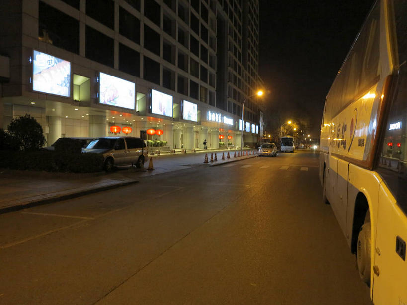 无人,宾馆,栏杆,横图,室外,夜晚,正面,度假,显示器,美景,窗户,城市风光,城市,道路,酒店,路,路灯,公路,公共汽车,照明,北京,中国,亚洲,屏幕,墙,景观,围栏,灯光,巴士,公交车,交通,首都,娱乐,显示屏,护栏,玻璃窗,墙壁,墙面,车,灯,天空,交通工具,天,享受,休闲,景色,放松,酒家,旅社,照亮,照明设备,载具,输出设备,东亚,中华人民共和国,东城区,北京市,京,北平,华北地区,马路,彩图,客店,客栈,旅店,旅馆,商旅,东城,shslj1,北京新侨饭店,崇文门西大街