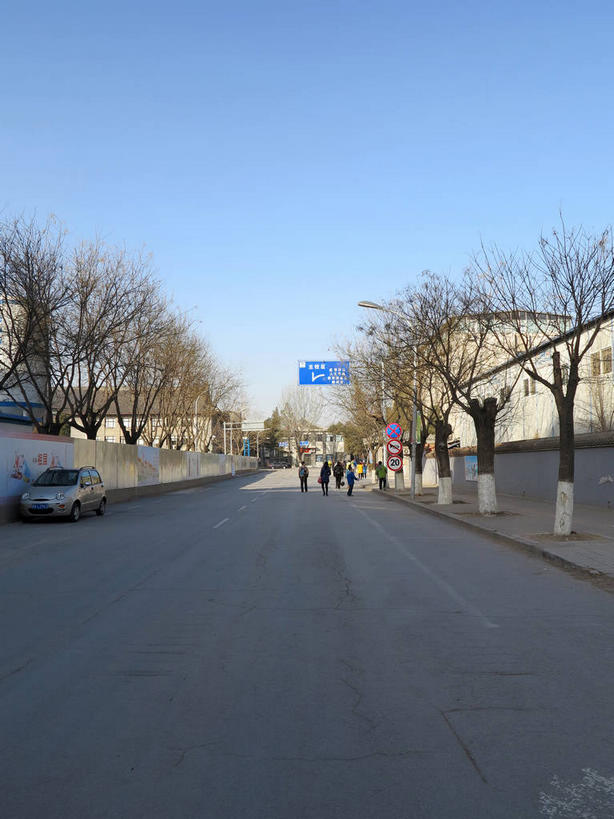 无人,学校,教学楼,栏杆,竖图,室外,白天,正面,消失点,旅游,度假,植物,标志建筑,道路,地标,建筑,路,路灯,指示牌,公路,照明,北京,中国,亚洲,阴影,光线,标志,路标,影子,围栏,灯光,交通,首都,娱乐,标识,建设,校园,护栏,路牌,灯,树,树木,蓝色,绿色,蓝天,天空,阳光,自然,天,享受,休闲,教室,旅游胜地,放松,生长,晴朗,成长,照亮,照明设备,东亚,海淀区,万里无云,中华人民共和国,北京市,京,北平,华北地区,晴空,晴空万里,马路,彩图,没影点,灭点,教学大楼,北大,北京大学,京师大学堂,颐和园路,shslj1