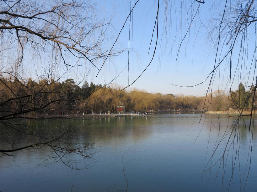 无人,学校,教学楼,横图,室外,白天,正面,旅游,度假,湖,湖泊,美景,水,植物,北京,中国,亚洲,阴影,光线,影子,湖面,景观,水流,水面,首都,娱乐,校园,树,树木,蓝色,绿色,倒影,蓝天,天空,阳光,自然,湖水,人工湖,天,享受,休闲,教室,景色,放松,生长,晴朗,成长,倒映,自然风光,东亚,海淀区,万里无云,中华人民共和国,北京市,京,北平,华北地区,反照,晴空,晴空万里,彩图,教学大楼,北大,北京大学,京师大学堂,颐和园路,未名湖,shslj1