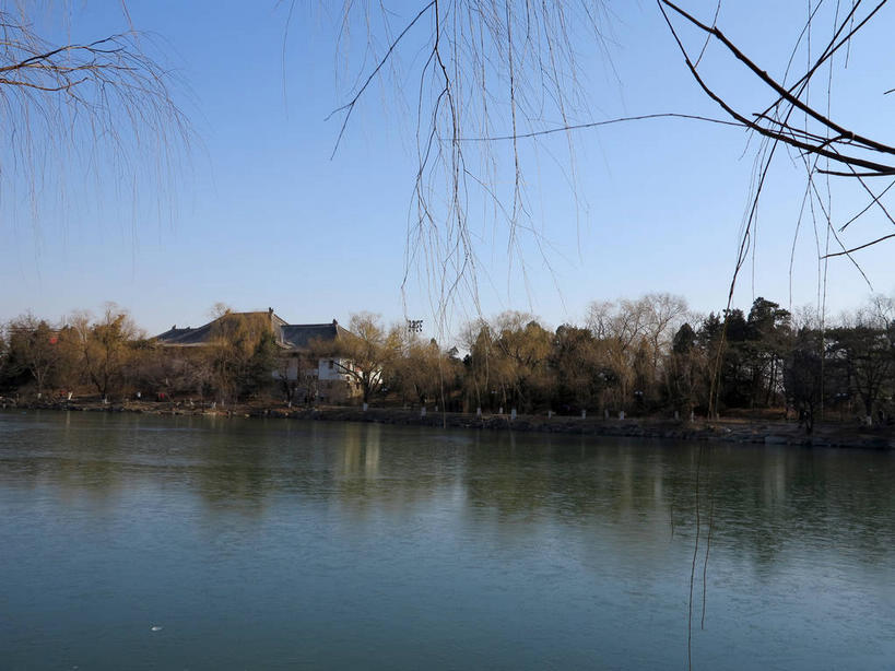 无人,学校,教学楼,横图,室外,白天,正面,旅游,度假,湖,湖泊,美景,水,植物,北京,中国,亚洲,阴影,光线,影子,湖面,景观,水流,水面,首都,娱乐,校园,树,树木,蓝色,绿色,倒影,蓝天,天空,阳光,自然,湖水,人工湖,天,享受,休闲,教室,景色,放松,生长,晴朗,成长,倒映,自然风光,东亚,海淀区,万里无云,中华人民共和国,北京市,京,北平,华北地区,反照,晴空,晴空万里,彩图,教学大楼,北大,北京大学,京师大学堂,颐和园路,未名湖,shslj1