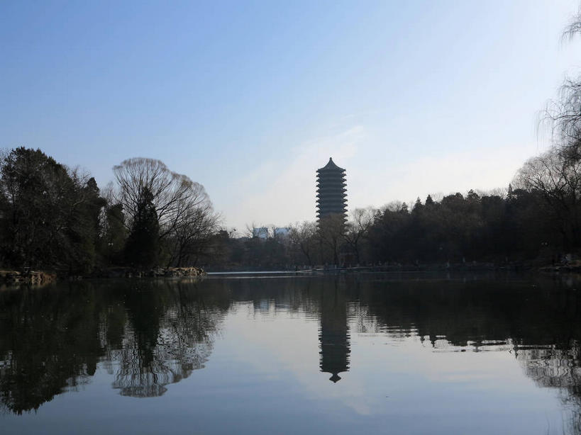 无人,横图,室外,白天,正面,旅游,度假,湖,湖泊,水,植物,标志建筑,地标,建筑,北京,中国,亚洲,阴影,光线,瓦片,影子,屋檐,湖面,水流,水面,塔,首都,娱乐,建设,檐,树,树木,蓝色,绿色,倒影,蓝天,天空,阳光,自然,湖水,人工湖,天,享受,休闲,旅游胜地,放松,生长,晴朗,成长,倒映,东亚,海淀区,万里无云,中华人民共和国,北京市,京,北平,华北地区,反照,晴空,晴空万里,彩图,北大,北京大学,京师大学堂,颐和园路,未名湖,飞檐,shslj1,博雅塔,一塔湖图