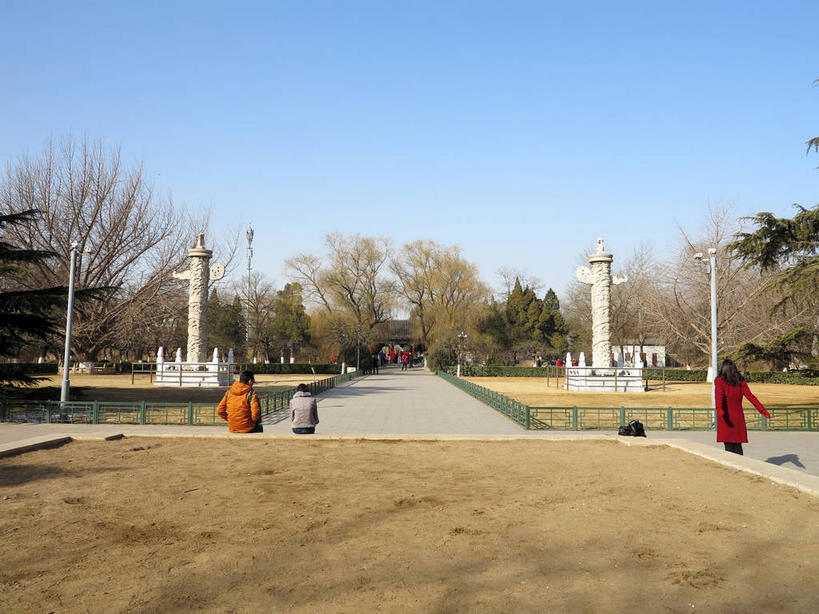 东方人,学校,教学楼,栏杆,走,横图,室外,白天,旅游,度假,树林,植物,标志建筑,道路,地标,建筑,路,公路,北京,中国,亚洲,行人,阴影,服装,枯萎,装饰,光线,影子,柱子,围栏,枯草,交通,首都,许多人,休闲装,黄种人,娱乐,建设,华表,校园,护栏,路人,石柱,草,树,树木,背面,衣服,黄色,蓝色,绿色,蓝天,天空,阳光,自然,天,一群人,享受,休闲,教室,休闲服,旅游胜地,放松,服饰,生长,晴朗,成长,华丽,修饰,点缀,东亚,海淀区,万里无云,中华人民共和国,北京市,京,北平,华北地区,衬托,美观,雅致,雅观,过客,男人,男性,年轻男性,年轻女性,女人,女性,亚洲人,晴空,晴空万里,马路,步行,散步,走路,彩图,全身,教学大楼,北大,北京大学,京师大学堂,颐和园路,桓表,shslj1