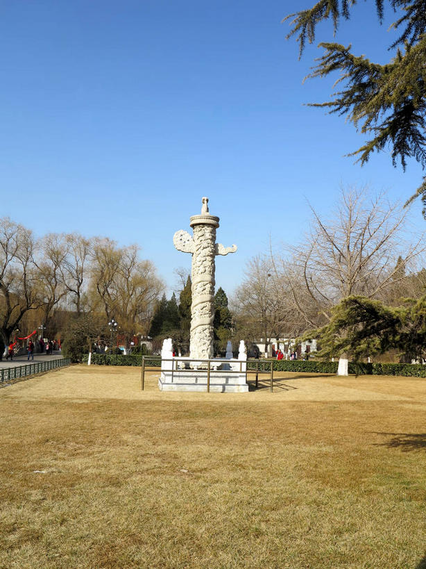 无人,学校,教学楼,栏杆,竖图,室外,白天,正面,旅游,度假,树林,植物,标志建筑,地标,建筑,北京,中国,亚洲,阴影,枯萎,装饰,光线,影子,柱子,围栏,枯草,首都,娱乐,建设,华表,校园,护栏,石柱,草,树,树木,黄色,蓝色,绿色,蓝天,天空,阳光,自然,天,享受,休闲,教室,旅游胜地,放松,生长,晴朗,成长,华丽,修饰,点缀,东亚,海淀区,万里无云,中华人民共和国,北京市,京,北平,华北地区,衬托,美观,雅致,雅观,晴空,晴空万里,彩图,教学大楼,北大,北京大学,京师大学堂,颐和园路,桓表,shslj1