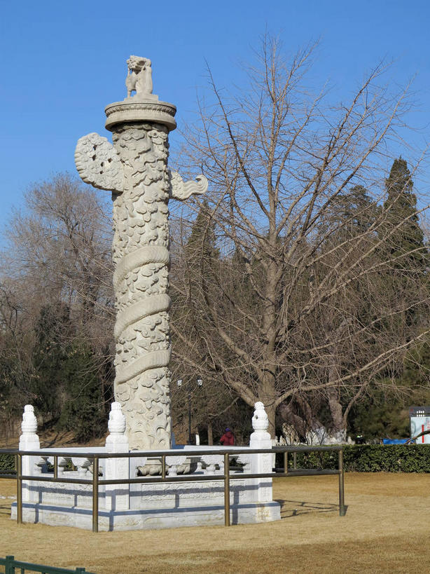 无人,学校,教学楼,栏杆,竖图,室外,白天,正面,旅游,度假,树林,植物,标志建筑,地标,建筑,北京,中国,亚洲,阴影,枯萎,装饰,光线,影子,柱子,围栏,枯草,首都,娱乐,建设,华表,校园,护栏,石柱,草,树,树木,黄色,蓝色,绿色,蓝天,天空,阳光,自然,天,享受,休闲,教室,旅游胜地,放松,生长,晴朗,成长,华丽,修饰,点缀,东亚,海淀区,万里无云,中华人民共和国,北京市,京,北平,华北地区,衬托,美观,雅致,雅观,晴空,晴空万里,彩图,教学大楼,北大,北京大学,京师大学堂,颐和园路,桓表,shslj1