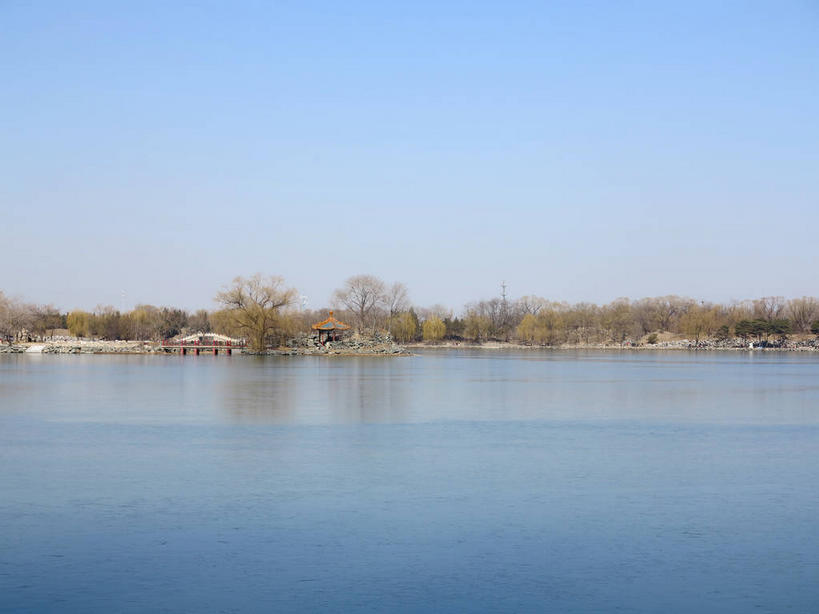 无人,公园,横图,室外,白天,正面,旅游,度假,湖,湖泊,名胜古迹,树林,水,植物,标志建筑,地标,建筑,桥梁,北京,圆明园,中国,亚洲,阴影,遗迹,光线,影子,湖面,水流,水面,桥,首都,古迹,文物,娱乐,建设,古建筑,石桥,树,树木,蓝色,绿色,倒影,蓝天,天空,阳光,自然,湖水,天,享受,休闲,旅游胜地,放松,生长,晴朗,成长,人行桥,倒映,古文明,东亚,海淀区,万里无云,中华人民共和国,北京市,京,北平,华北地区,反照,晴空,晴空万里,彩图,圆明园遗址,圆明园遗址公园,shslj1,天心水面