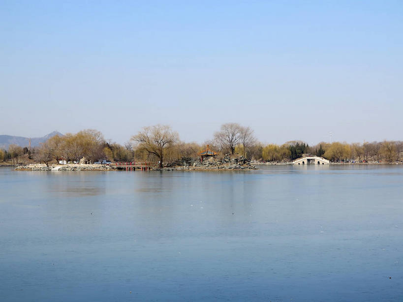 无人,公园,横图,室外,白天,正面,旅游,度假,湖,湖泊,名胜古迹,树林,水,植物,标志建筑,地标,建筑,桥梁,北京,圆明园,中国,亚洲,阴影,遗迹,光线,影子,湖面,水流,水面,桥,首都,古迹,文物,娱乐,建设,古建筑,石桥,树,树木,蓝色,绿色,倒影,蓝天,天空,阳光,自然,湖水,天,享受,休闲,旅游胜地,放松,生长,晴朗,成长,人行桥,倒映,古文明,东亚,海淀区,万里无云,中华人民共和国,北京市,京,北平,华北地区,反照,晴空,晴空万里,彩图,圆明园遗址,圆明园遗址公园,shslj1,天心水面