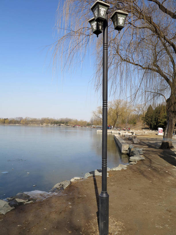 无人,公园,竖图,室外,白天,正面,旅游,度假,湖,湖泊,美景,水,路灯,照明,北京,圆明园,中国,亚洲,阴影,光线,影子,湖面,景观,水流,水面,灯光,首都,娱乐,灯,蓝色,蓝天,天空,阳光,自然,湖水,天,享受,休闲,景色,放松,晴朗,照亮,照明设备,自然风光,东亚,海淀区,万里无云,中华人民共和国,北京市,京,北平,华北地区,晴空,晴空万里,彩图,圆明园遗址,圆明园遗址公园,shslj1,天心水面