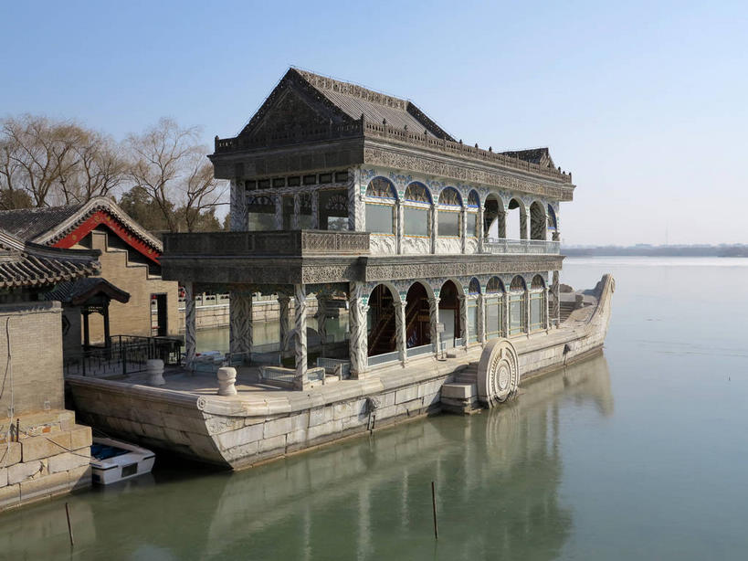 无人,颐和园,宫殿,栏杆,横图,室外,白天,正面,旅游,度假,湖,湖泊,名胜古迹,水,植物,标志建筑,地标,建筑,北京,中国,亚洲,一排,许多,阴影,遗迹,整齐,光线,影子,柱子,墙,屋顶,湖面,水流,水面,围栏,首都,很多,顶棚,古迹,文物,娱乐,建设,古建筑,护栏,墙壁,墙面,树,树木,排列,蓝色,绿色,倒影,蓝天,天空,阳光,自然,湖水,天,享受,休闲,旅游胜地,放松,生长,晴朗,成长,倒映,宫廷,权利,队列,古文明,东亚,海淀区,清晏舫,昆明湖,万里无云,中华人民共和国,北京市,京,北平,华北地区,皇家园林,王宫,反照,清漪园,晴空,晴空万里,彩图,皇宫,shslj1