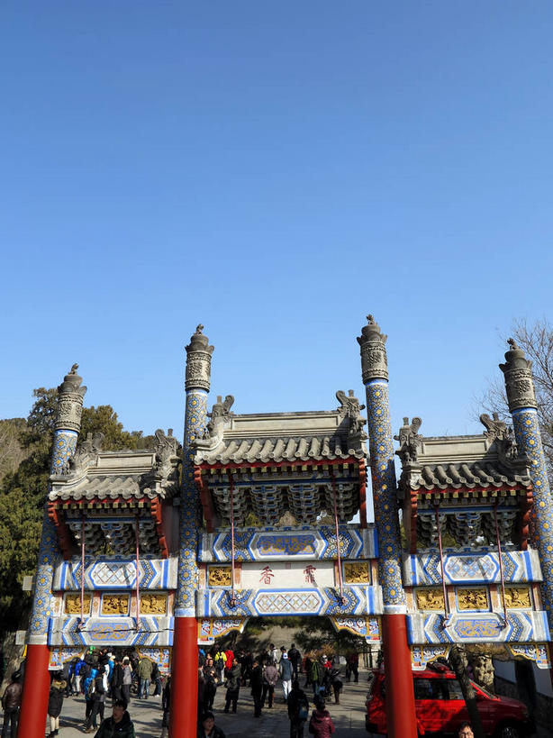 东方人,颐和园,宫殿,走,竖图,俯视,室外,白天,旅游,度假,树林,植物,标志建筑,道路,地标,建筑,路,公路,北京,中国,亚洲,行人,游客,游人,阴影,服装,光线,影子,柱子,牌坊,牌楼,交通,首都,许多人,注视,休闲装,黄种人,文化,娱乐,建设,路人,旅客,树,树木,衣服,蓝色,绿色,蓝天,天空,阳光,自然,天,观察,看,一群人,享受,休闲,休闲服,旅游胜地,放松,服饰,生长,晴朗,成长,观看,纪念,祭祀,察看,权利,关注,表彰,荣誉,东亚,海淀区,万里无云,中华人民共和国,北京市,京,北平,华北地区,荣耀,皇家园林,清漪园,过客,男人,男性,年轻男性,年轻女性,女人,女性,中年男性,中年女性,亚洲人,晴空,晴空万里,马路,步行,散步,走路,半身,彩图,高角度拍摄,传统文化,shslj1,霏香牌楼