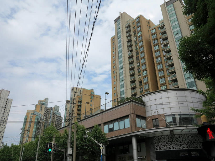 无人,高楼大厦,横图,室外,白天,仰视,度假,美景,树林,植物,窗户,城市风光,城市,大厦,建筑,摩天大楼,上海,中国,亚洲,阴影,电力,光线,电线,线,影子,墙,景观,云,云朵,电能,线路,云彩,娱乐,建设,玻璃窗,墙壁,墙面,树,树木,蓝色,绿色,白云,蓝天,天空,阳光,自然,天,享受,休闲,景色,放松,生长,晴朗,成长,电,电源,电源线,申,能量,黄浦区,东亚,新闸路,静安区,上海市,中华人民共和国,沪,华东地区,晴空,彩图,低角度拍摄,大楼,高层建筑,高楼,摩天楼,shslj1