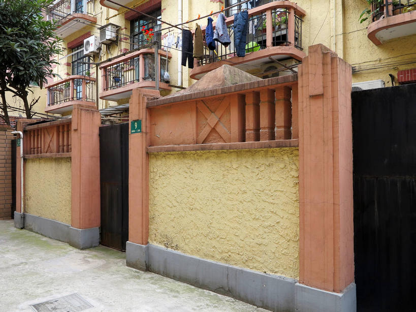 无人,家,栏杆,露台,横图,室外,白天,正面,旅游,度假,窗户,阳台,标志建筑,地标,建筑,指示牌,上海,中国,亚洲,吊挂,悬挂,服装,电力,标志,电器,电线,牌子,线,房屋,墙,屋子,公寓,围栏,门牌,电能,挂,线路,休闲装,娱乐,标识,建设,洋房,护栏,楼房,玻璃窗,墙壁,墙面,住宅,空调,衣服,黄色,享受,休闲,休闲服,旅游胜地,放松,服饰,门牌号,电,电源,电源线,申,调节,舒适,家电,家用电器,调整,能量,故居,黄浦区,东亚,新闸路,静安区,上海市,中华人民共和国,沪,华东地区,空气调节器,彩图,房子,露天阳台,shslj1,沁园村,上海阮玲玉故居