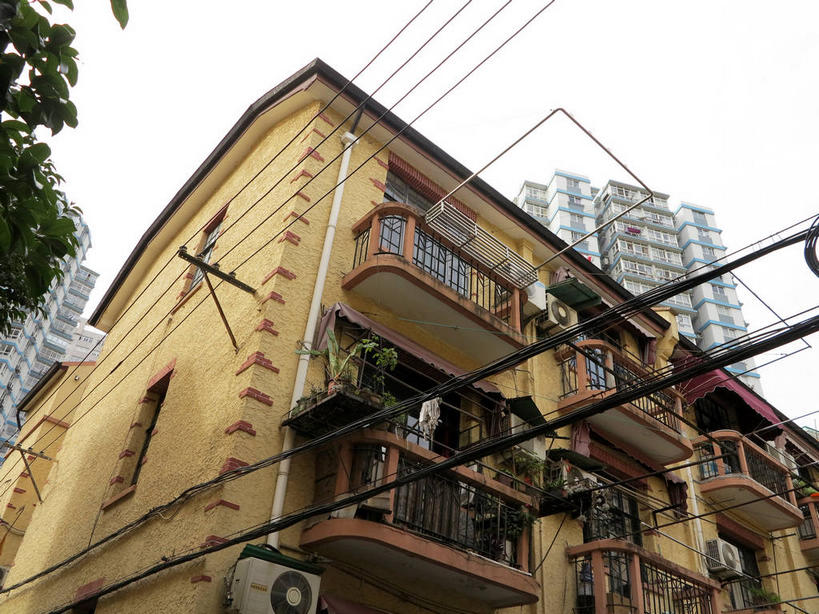 无人,家,高楼大厦,横图,室外,白天,仰视,旅游,度假,植物,窗户,标志建筑,大厦,地标,建筑,摩天大楼,上海,中国,亚洲,电力,电线,线,房屋,墙,屋子,公寓,电能,线路,娱乐,建设,洋房,楼房,玻璃窗,墙壁,墙面,住宅,树,树木,黄色,绿色,天空,自然,天,享受,休闲,旅游胜地,放松,生长,成长,电,电源,电源线,申,能量,故居,黄浦区,东亚,新闸路,静安区,上海市,中华人民共和国,沪,华东地区,彩图,低角度拍摄,房子,大楼,高层建筑,高楼,摩天楼,shslj1,沁园村,上海阮玲玉故居