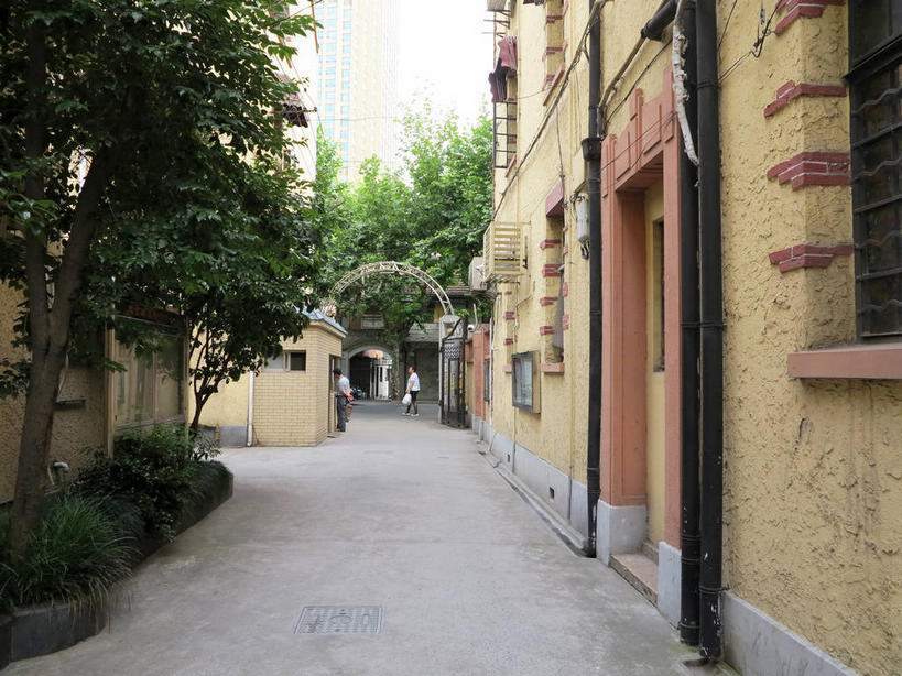 无人,家,横图,室外,白天,正面,旅游,度假,植物,窗户,标志建筑,道路,地标,建筑,路,上海,中国,亚洲,阴影,光线,影子,房屋,墙,屋子,公寓,拱门,小路,交通,娱乐,建设,洋房,楼房,玻璃窗,墙壁,墙面,住宅,树,树木,黄色,绿色,天空,阳光,自然,天,享受,休闲,旅游胜地,放松,生长,成长,申,故居,黄浦区,东亚,新闸路,静安区,上海市,中华人民共和国,沪,华东地区,彩图,房子,shslj1,沁园村,上海阮玲玉故居