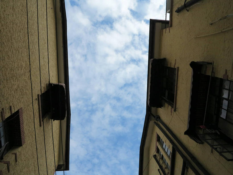 无人,家,横图,室外,白天,仰视,旅游,度假,窗户,标志建筑,地标,建筑,上海,中国,亚洲,阴影,电力,光线,电线,线,影子,房屋,墙,屋子,云,云朵,公寓,电能,线路,云彩,娱乐,建设,洋房,楼房,玻璃窗,墙壁,墙面,住宅,黄色,蓝色,白云,蓝天,天空,阳光,天,享受,休闲,旅游胜地,放松,晴朗,电,电源,电源线,申,能量,故居,黄浦区,东亚,新闸路,静安区,上海市,中华人民共和国,沪,华东地区,晴空,彩图,低角度拍摄,房子,shslj1,沁园村,上海阮玲玉故居