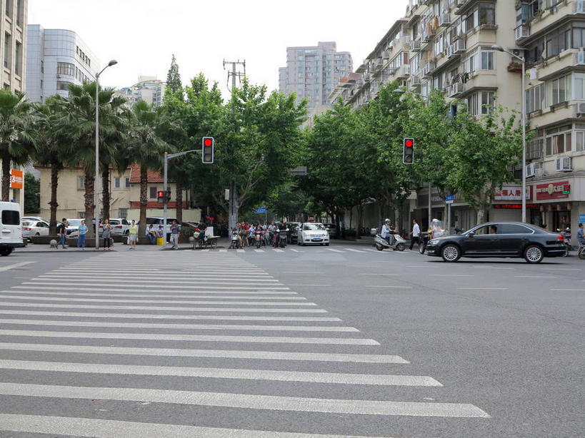 东方人,家,走,横图,室外,白天,正面,度假,安全,美景,植物,城市风光,城市,道路,路,人行横道,公路,自行车,汽车,上海,中国,亚洲,行人,服装,房屋,屋子,景观,公寓,人行道,分界线,停车线,信号灯,交通,许多人,注视,休闲装,黄种人,娱乐,洋房,楼房,路人,住宅,车,脚踏车,树,树木,骑,衣服,绿色,天空,自然,交通工具,轿车,天,观察,看,一群人,骑车,享受,休闲,休闲服,景色,放松,警示,服饰,生长,成长,观看,车行道,车行道分界线,申,察看,关注,提示,载具,标线,人行横道线,流通,东亚,车行线,静安区,上海市,交通信号灯,中华人民共和国,沪,华东地区,过客,男人,男性,年轻男性,年轻女性,女人,女性,亚洲人,斑马线,马路,步行,散步,走路,半身,彩图,房子,shslj1,常德路