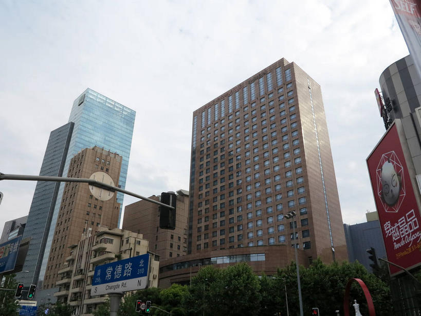 无人,宾馆,高楼大厦,横图,室外,白天,仰视,旅游,度假,树林,植物,窗户,标志建筑,大厦,地标,建筑,酒店,路灯,摩天大楼,指示牌,照明,上海,中国,亚洲,阴影,光线,信息,标志,路标,文字,影子,字符,墙,云,云朵,灯光,云彩,娱乐,标识,建设,路牌,海报,玻璃窗,广告,墙壁,墙面,灯,树,树木,蓝色,绿色,白云,蓝天,天空,阳光,自然,天,享受,休闲,汉字,旅游胜地,放松,生长,晴朗,成长,酒家,旅社,照亮,申,照明设备,中文,宣传,故居,东亚,静安区,长宁区,上海市,中华人民共和国,沪,华东地区,国文,华文,晴空,彩图,低角度拍摄,大楼,高层建筑,高楼,客店,客栈,旅店,旅馆,摩天楼,商旅,招贴,shslj1,愚园路,爱林登公寓,常德公寓,常德路,上海宏安瑞士大酒店,张爱玲故居