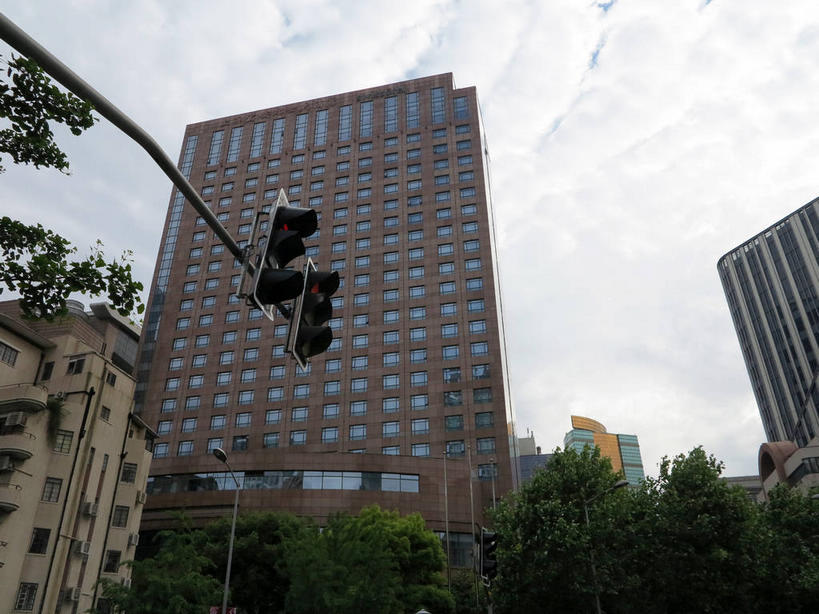 无人,宾馆,家,横图,室外,白天,仰视,旅游,度假,安全,树林,植物,窗户,标志建筑,道路,地标,建筑,酒店,路,公路,上海,中国,亚洲,阴影,光线,影子,房屋,墙,屋子,云,云朵,公寓,信号灯,交通,云彩,娱乐,建设,洋房,楼房,玻璃窗,墙壁,墙面,住宅,树,树木,蓝色,绿色,白云,倒影,蓝天,天空,阳光,自然,天,享受,休闲,旅游胜地,放松,警示,生长,晴朗,成长,酒家,旅社,申,倒映,提示,流通,故居,东亚,静安区,长宁区,上海市,交通信号灯,中华人民共和国,沪,华东地区,反照,晴空,马路,彩图,低角度拍摄,房子,客店,客栈,旅店,旅馆,商旅,shslj1,愚园路,爱林登公寓,常德公寓,常德路,上海宏安瑞士大酒店,张爱玲故居