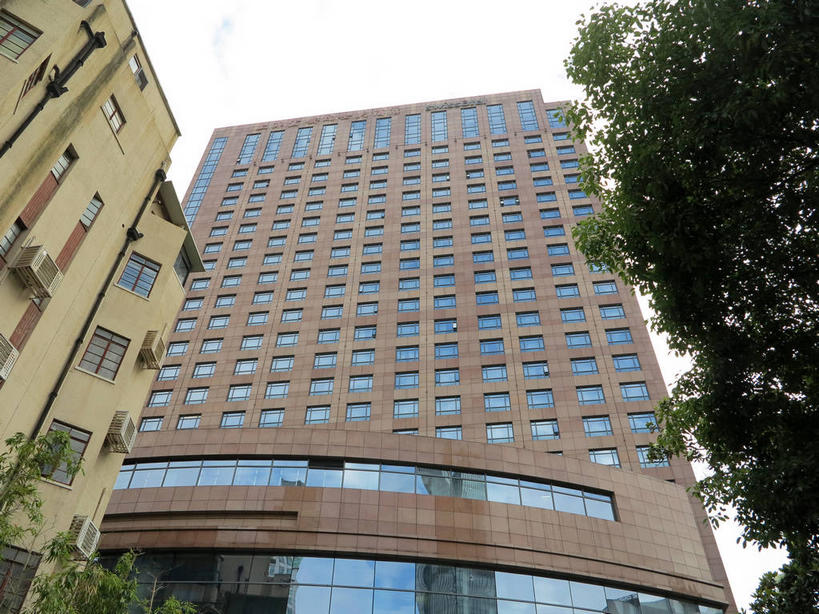 无人,宾馆,家,横图,室外,白天,仰视,旅游,度假,树林,植物,窗户,标志建筑,道路,地标,建筑,酒店,路,公路,上海,中国,亚洲,阴影,光线,影子,房屋,墙,屋子,云,云朵,公寓,交通,云彩,娱乐,建设,洋房,楼房,玻璃窗,墙壁,墙面,住宅,树,树木,蓝色,绿色,白云,倒影,蓝天,天空,阳光,自然,天,享受,休闲,旅游胜地,放松,生长,晴朗,成长,酒家,旅社,申,倒映,故居,东亚,静安区,长宁区,上海市,中华人民共和国,沪,华东地区,反照,晴空,马路,彩图,低角度拍摄,房子,客店,客栈,旅店,旅馆,商旅,shslj1,愚园路,爱林登公寓,常德公寓,常德路,上海宏安瑞士大酒店,张爱玲故居