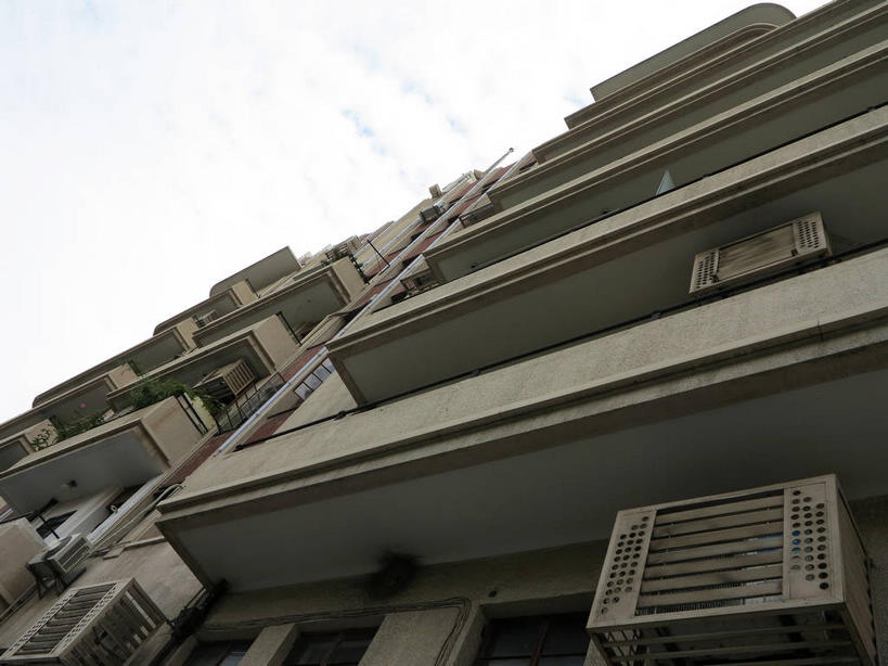 无人,家,栏杆,露台,横图,室外,白天,仰视,旅游,度假,窗户,阳台,标志建筑,地标,建筑,上海,中国,亚洲,吊挂,悬挂,电器,房屋,墙,屋子,公寓,围栏,挂,娱乐,建设,洋房,护栏,楼房,玻璃窗,墙壁,墙面,住宅,空调,天空,天,享受,休闲,旅游胜地,放松,申,调节,舒适,家电,家用电器,调整,故居,东亚,静安区,上海市,中华人民共和国,沪,华东地区,空气调节器,彩图,低角度拍摄,房子,露天阳台,shslj1,爱林登公寓,常德公寓,常德路,张爱玲故居