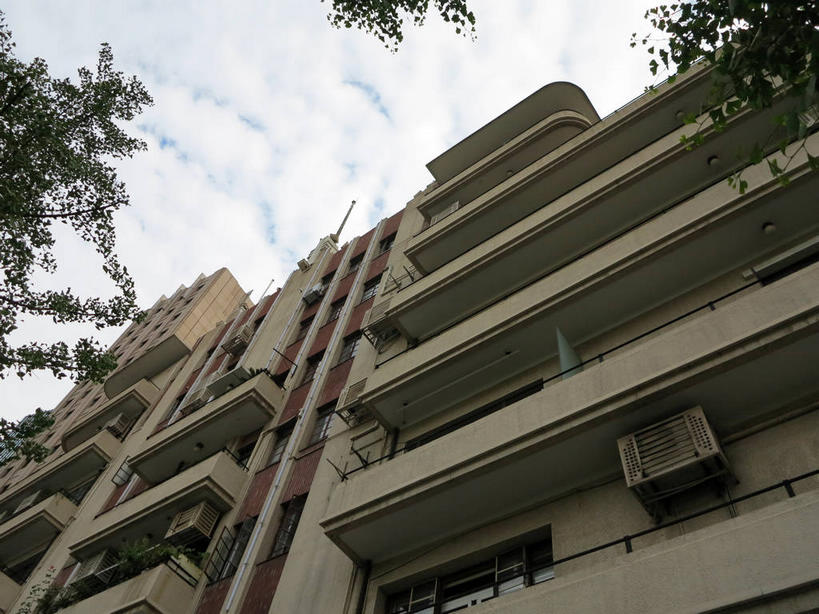 无人,家,栏杆,露台,横图,室外,白天,仰视,旅游,度假,植物,窗户,阳台,标志建筑,地标,建筑,上海,中国,亚洲,吊挂,悬挂,阴影,光线,电器,影子,房屋,墙,屋子,云,云朵,公寓,围栏,挂,云彩,娱乐,建设,洋房,护栏,楼房,玻璃窗,墙壁,墙面,住宅,空调,树,树木,蓝色,绿色,白云,蓝天,天空,阳光,自然,天,享受,休闲,旅游胜地,放松,生长,晴朗,成长,申,调节,舒适,家电,家用电器,调整,故居,东亚,静安区,上海市,中华人民共和国,沪,华东地区,空气调节器,晴空,彩图,低角度拍摄,房子,露天阳台,shslj1,爱林登公寓,常德公寓,常德路,张爱玲故居