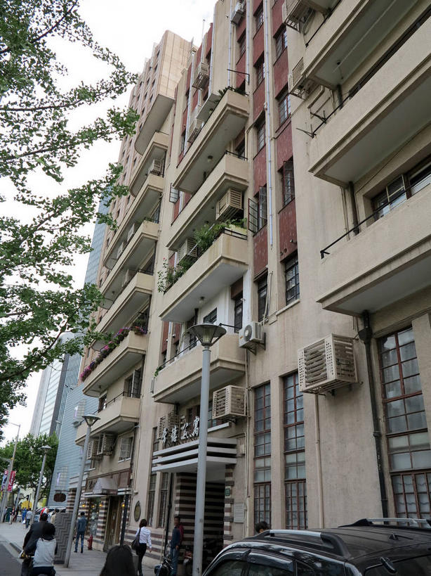 无人,家,栏杆,露台,竖图,室外,白天,仰视,旅游,度假,窗户,阳台,标志建筑,道路,地标,建筑,路,公路,汽车,上海,中国,亚洲,吊挂,悬挂,电器,房屋,墙,屋子,公寓,围栏,交通,挂,娱乐,建设,洋房,护栏,楼房,玻璃窗,墙壁,墙面,住宅,车,空调,交通工具,轿车,享受,休闲,旅游胜地,放松,申,调节,舒适,家电,家用电器,载具,调整,故居,东亚,静安区,上海市,中华人民共和国,沪,华东地区,空气调节器,马路,彩图,低角度拍摄,房子,露天阳台,shslj1,爱林登公寓,常德公寓,常德路,张爱玲故居