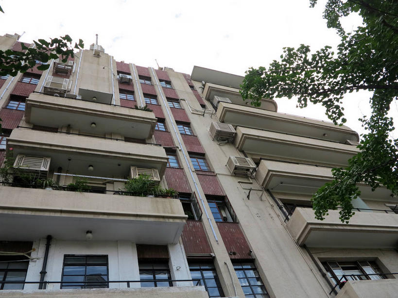 无人,家,栏杆,露台,横图,室外,白天,仰视,旅游,度假,窗户,阳台,标志建筑,地标,建筑,上海,中国,亚洲,吊挂,悬挂,电器,房屋,墙,屋子,公寓,围栏,挂,娱乐,建设,洋房,护栏,楼房,玻璃窗,墙壁,墙面,住宅,空调,天空,天,享受,休闲,旅游胜地,放松,申,调节,舒适,家电,家用电器,调整,故居,东亚,静安区,上海市,中华人民共和国,沪,华东地区,空气调节器,彩图,低角度拍摄,房子,露天阳台,shslj1,爱林登公寓,常德公寓,常德路,张爱玲故居