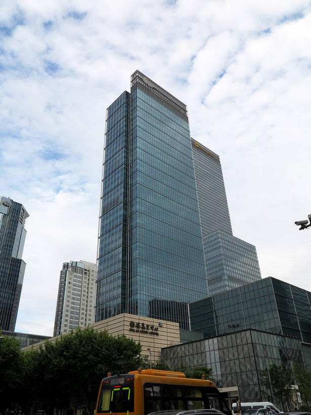 无人,高楼大厦,竖图,室外,白天,仰视,度假,美景,树林,植物,窗户,落地窗,城市风光,城市,大厦,建筑,摩天大楼,上海,中国,亚洲,一排,许多,阴影,整齐,并列,并排,光线,影子,景观,云,云朵,很多,云彩,娱乐,建设,玻璃窗,树,树木,排列,蓝色,绿色,白云,倒影,蓝天,天空,阳光,自然,南京路,天,享受,休闲,景色,放松,生长,晴朗,成长,申,倒映,队列,平行,玻璃幕墙,东亚,静安区,上海市,中华人民共和国,沪,华东地区,反照,晴空,彩图,低角度拍摄,大楼,高层建筑,高楼,摩天楼,嘉里中心,上海嘉里中心,shslj1